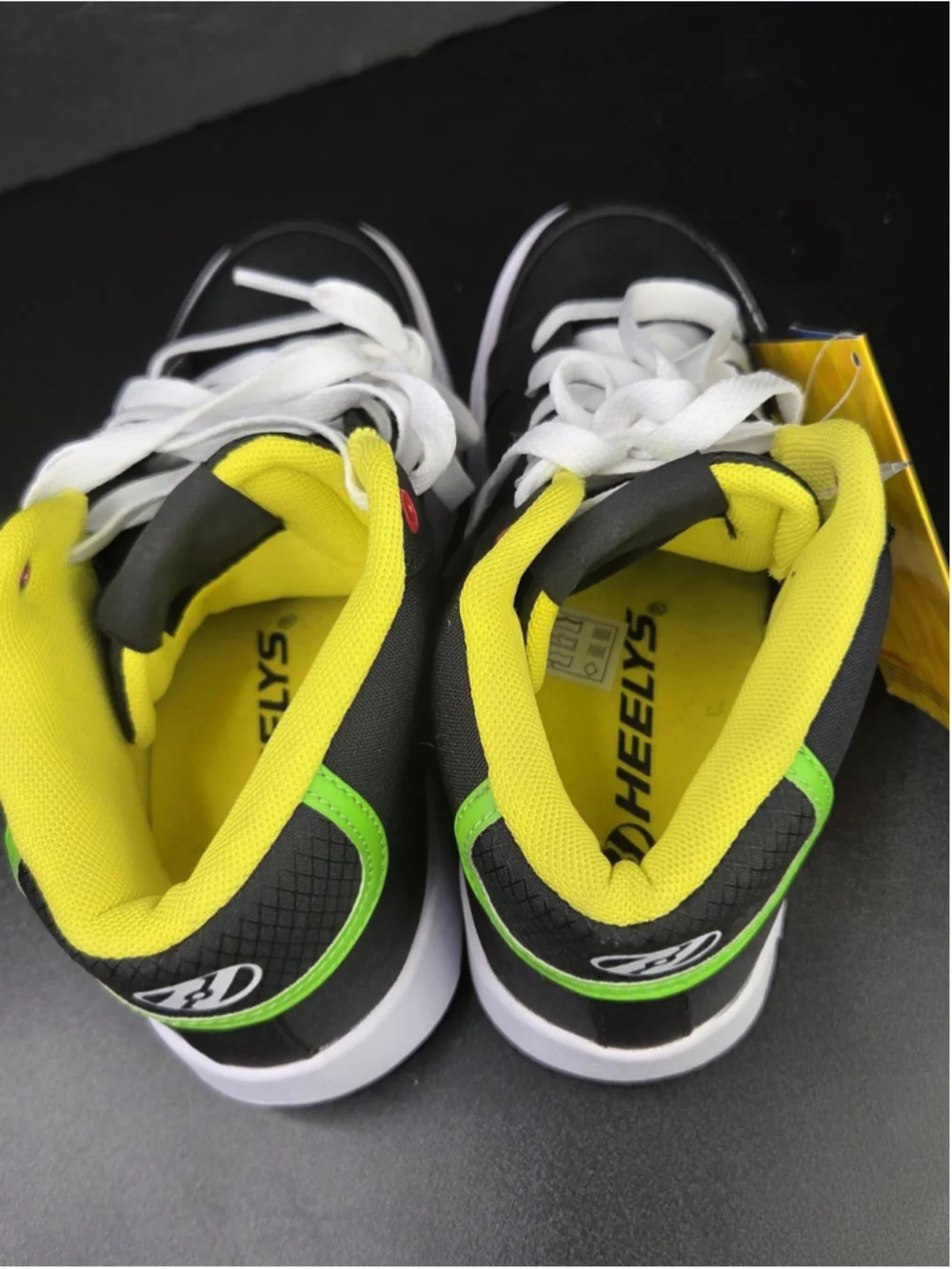 Heelys x SpongeBob SquarePants Roller Shoes Youth Size 5 (US) NEW #1209